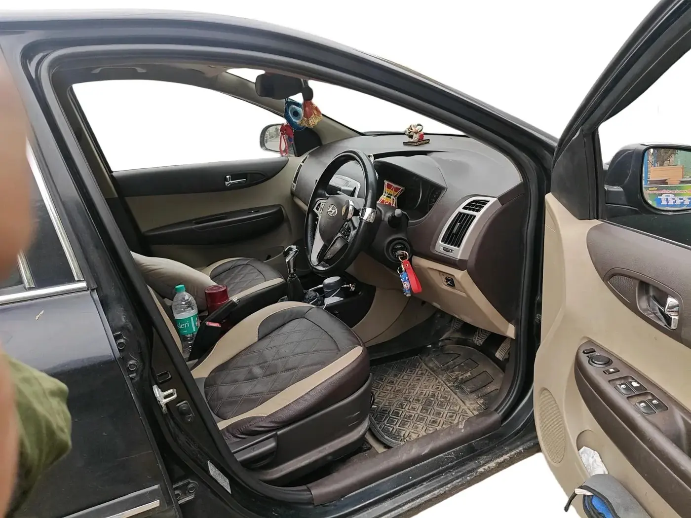 2011 Hyundai i20 SPORTZ 1.2, CNG, Manual, 1,44,564 km, interior