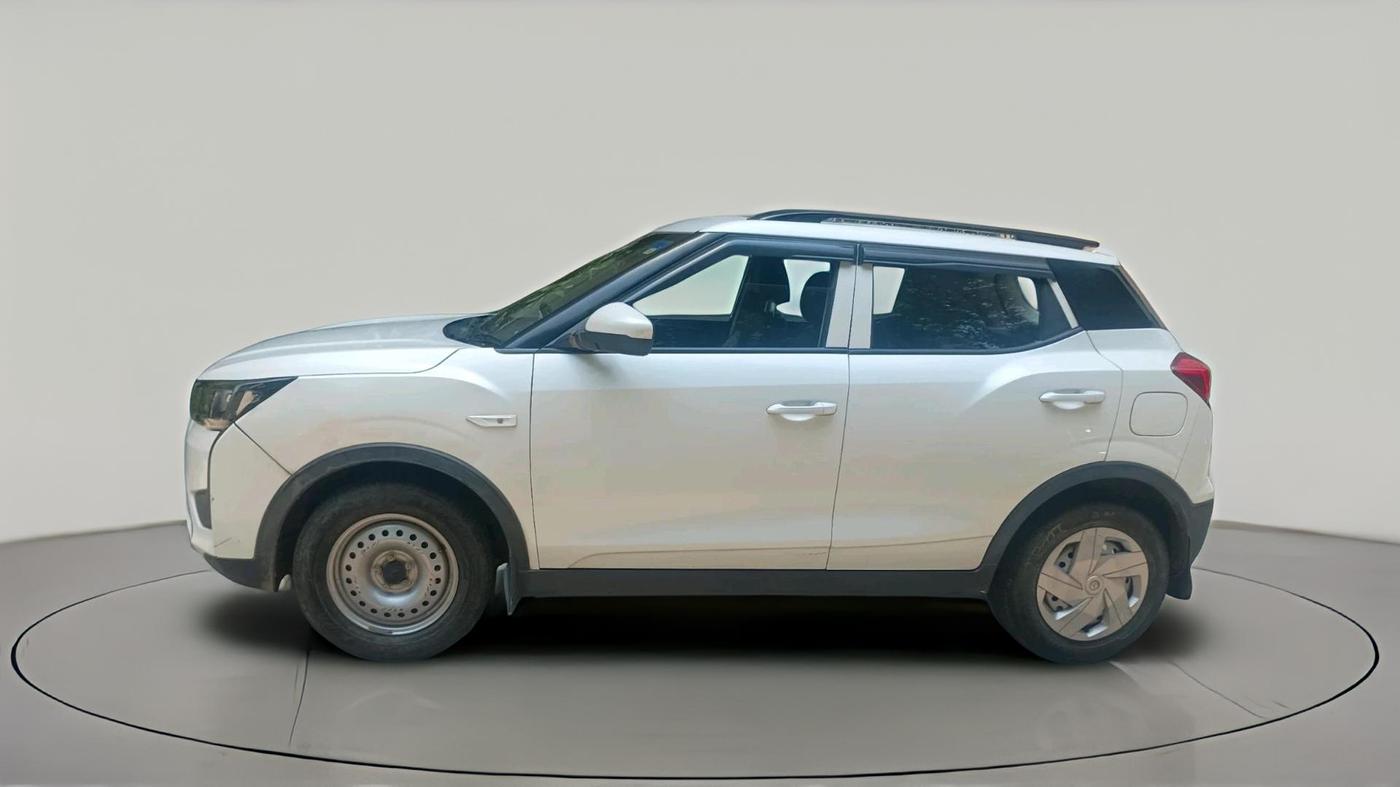2023 Mahindra XUV300 W4 1.2 PETROL, Petrol, Manual, 23,470 km, exterior
