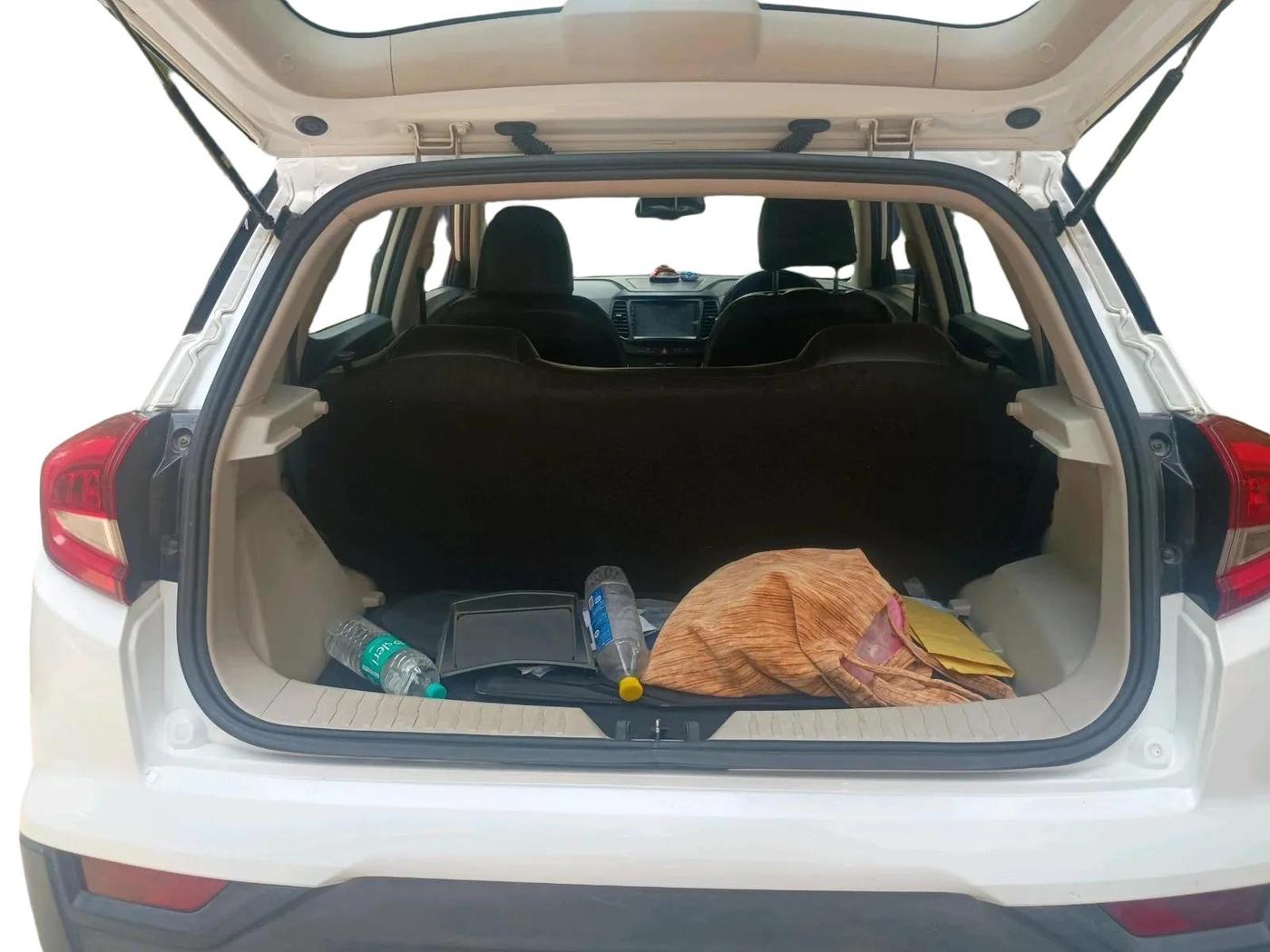 2023 Mahindra XUV300 W4 1.2 PETROL, Petrol, Manual, 23,470 km, exterior