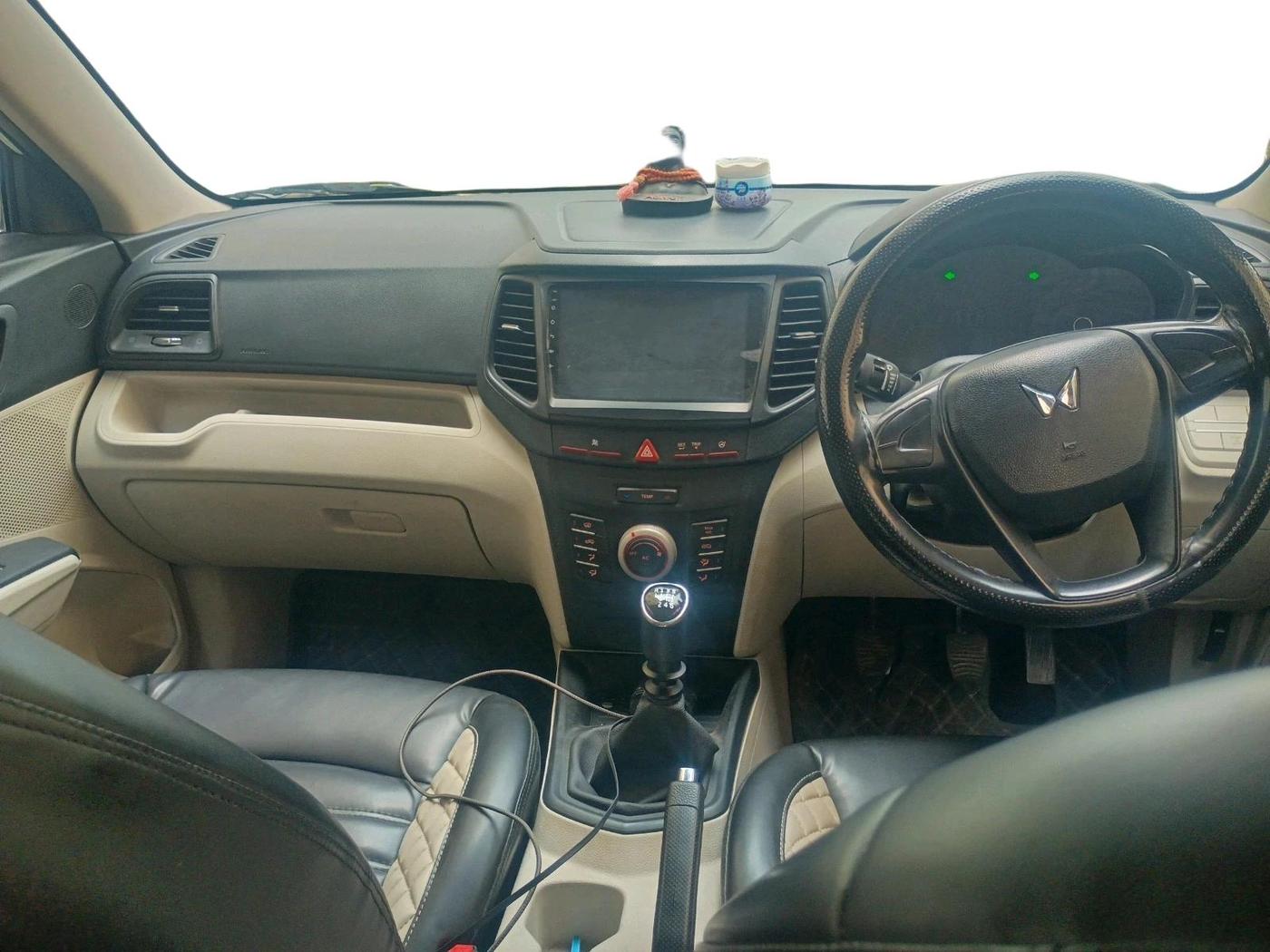 2023 Mahindra XUV300 W4 1.2 PETROL, Petrol, Manual, 23,470 km, interior