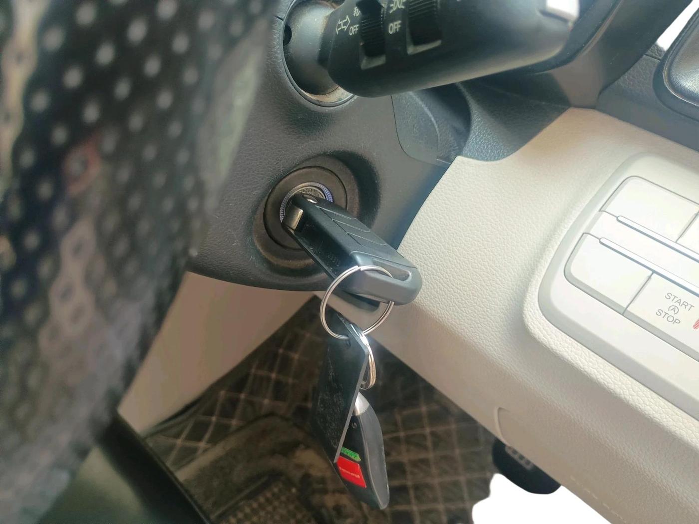 2023 Mahindra XUV300 W4 1.2 PETROL, Petrol, Manual, 23,470 km, interior