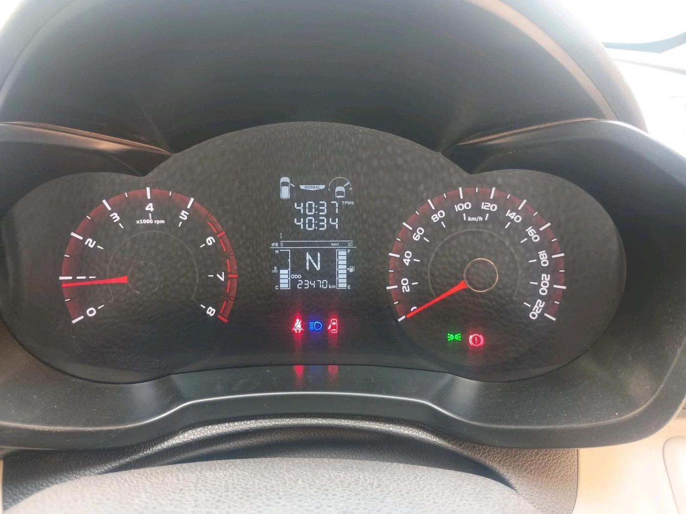 2023 Mahindra XUV300 W4 1.2 PETROL, Petrol, Manual, 23,470 km, interior