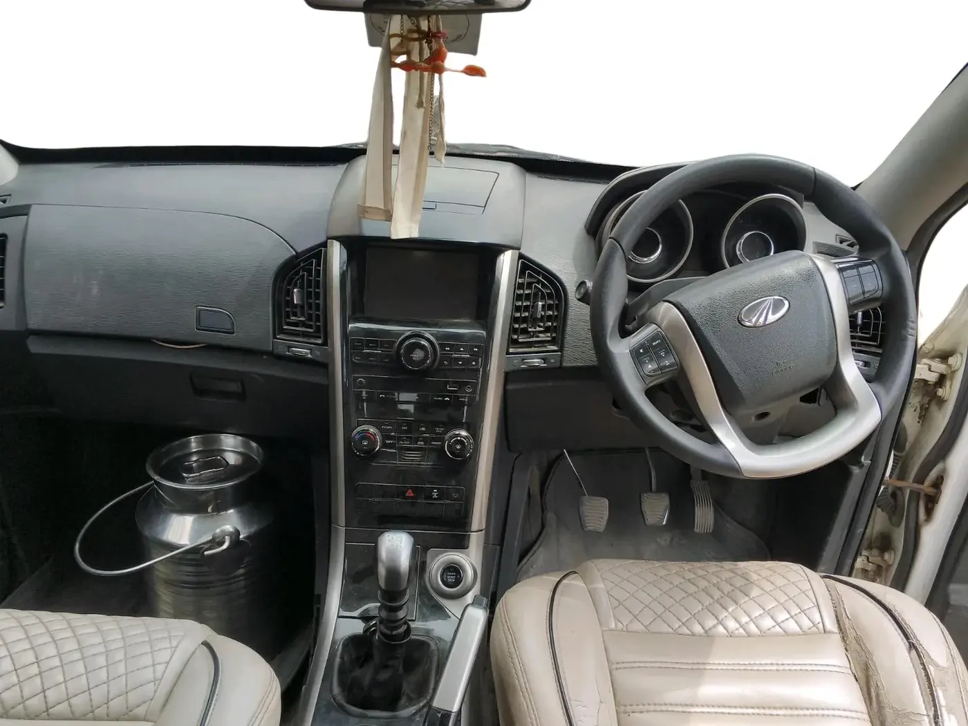 2019 Mahindra XUV500 W7, Diesel, Manual, 99,302 km, interior