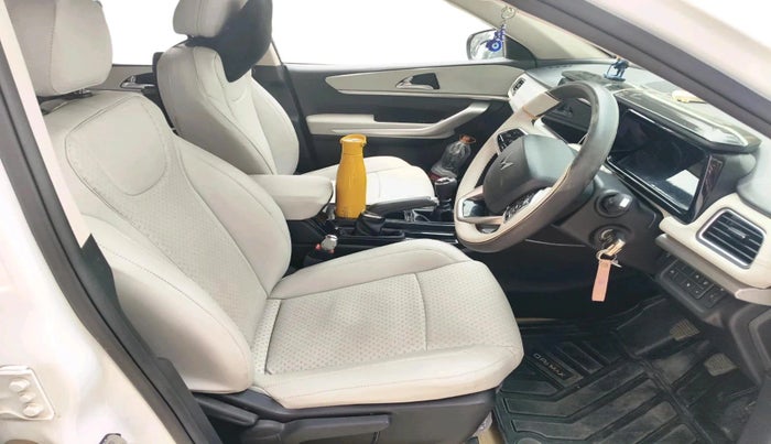 2023 Mahindra XUV700 MX D MT 5 STR, Diesel, Manual, 12,869 km, interior