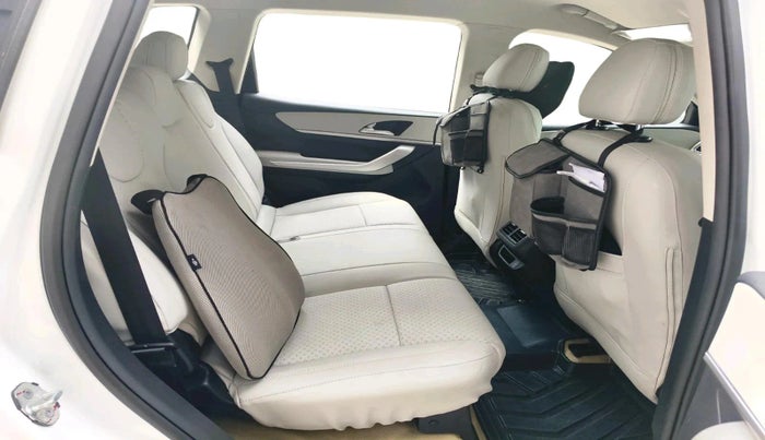 2023 Mahindra XUV700 MX D MT 5 STR, Diesel, Manual, 12,869 km, interior