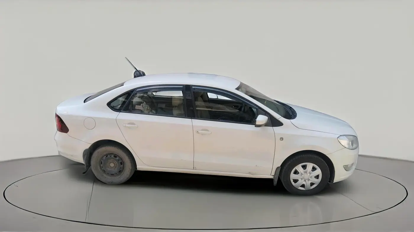 2011 Skoda Rapid AMBITION 1.6 MPI MT, Petrol, Manual, 50,456 km, exterior