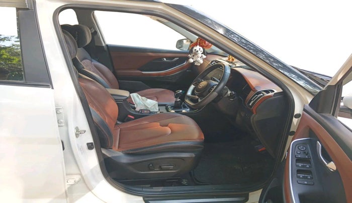 2023 Hyundai ALCAZAR PLATINUM 1.5 TURBO PETROL MT 7STR, Petrol, Manual, 27,489 km, interior