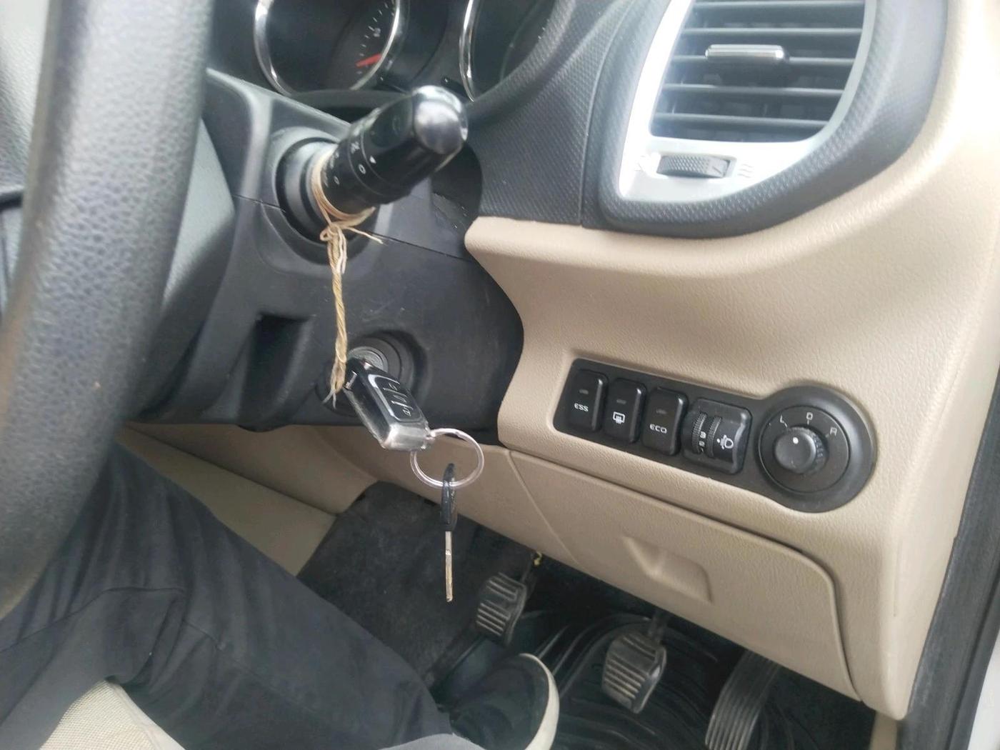2017 Mahindra TUV300 T8, Diesel, Manual, 92,217 km, interior