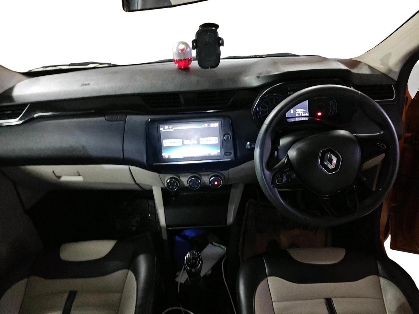 2022 Renault TRIBER RXT, Petrol, Manual, 48,800 km, interior