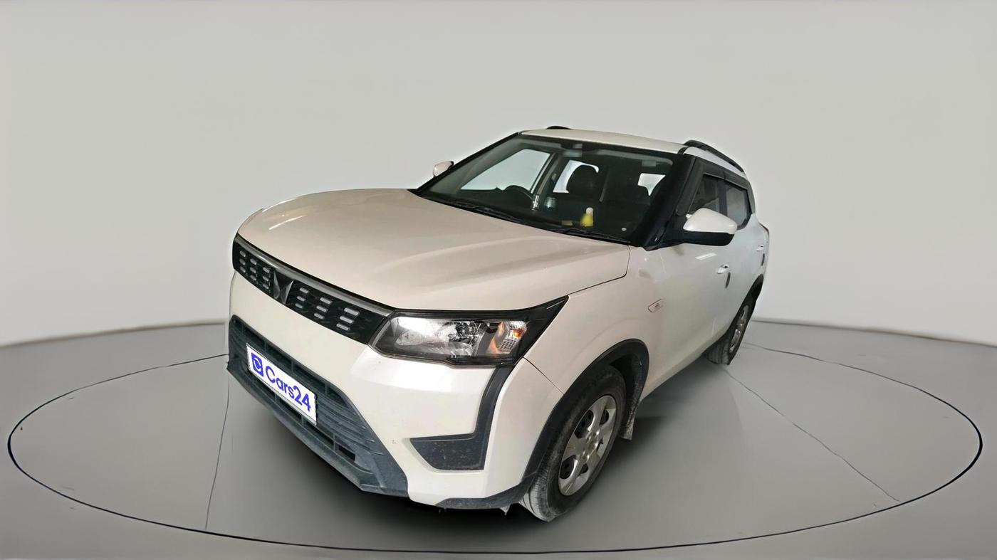 2023 Mahindra XUV300 W6 1.2 PETROL, Petrol, Manual, 28,599 km, exterior