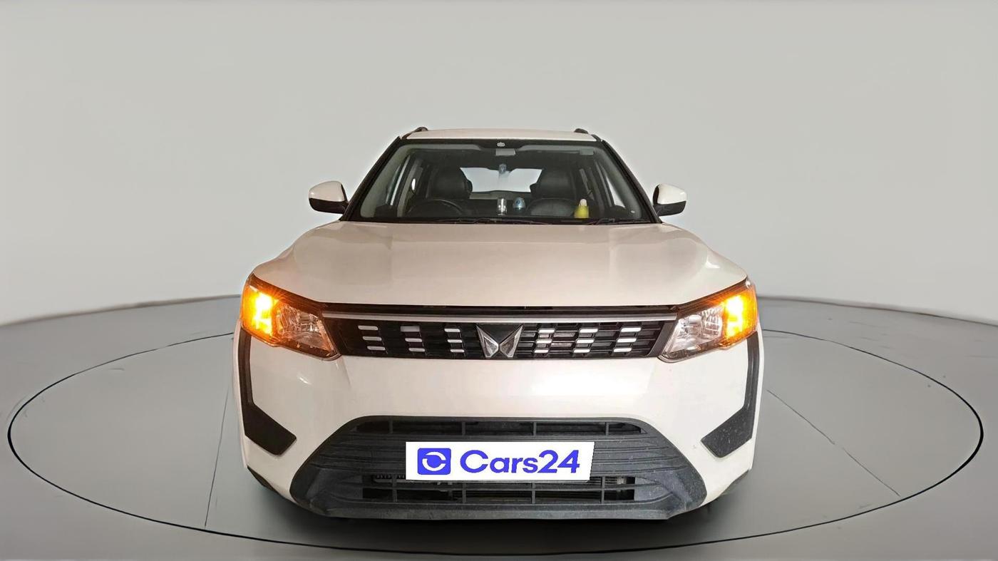 2023 Mahindra XUV300 W6 1.2 PETROL, Petrol, Manual, 28,599 km, exterior
