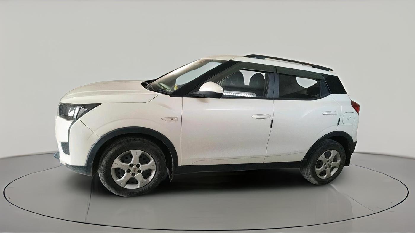 2023 Mahindra XUV300 W6 1.2 PETROL, Petrol, Manual, 28,599 km, exterior