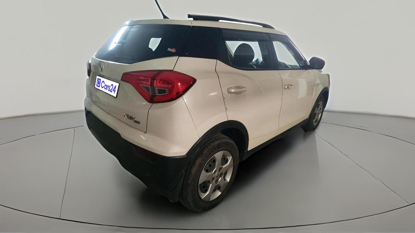 2023 Mahindra XUV300 W6 1.2 PETROL, Petrol, Manual, 28,599 km, exterior