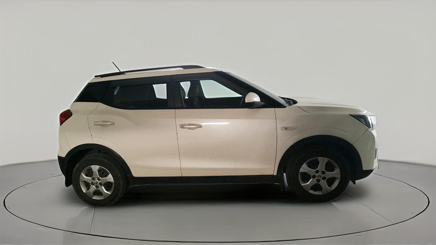 2023 Mahindra XUV300 W6 1.2 PETROL, Petrol, Manual, 28,599 km, exterior