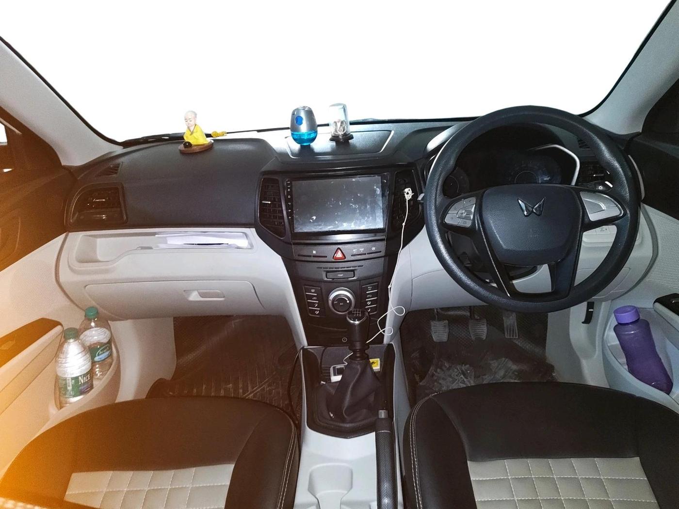 2023 Mahindra XUV300 W6 1.2 PETROL, Petrol, Manual, 28,599 km, interior