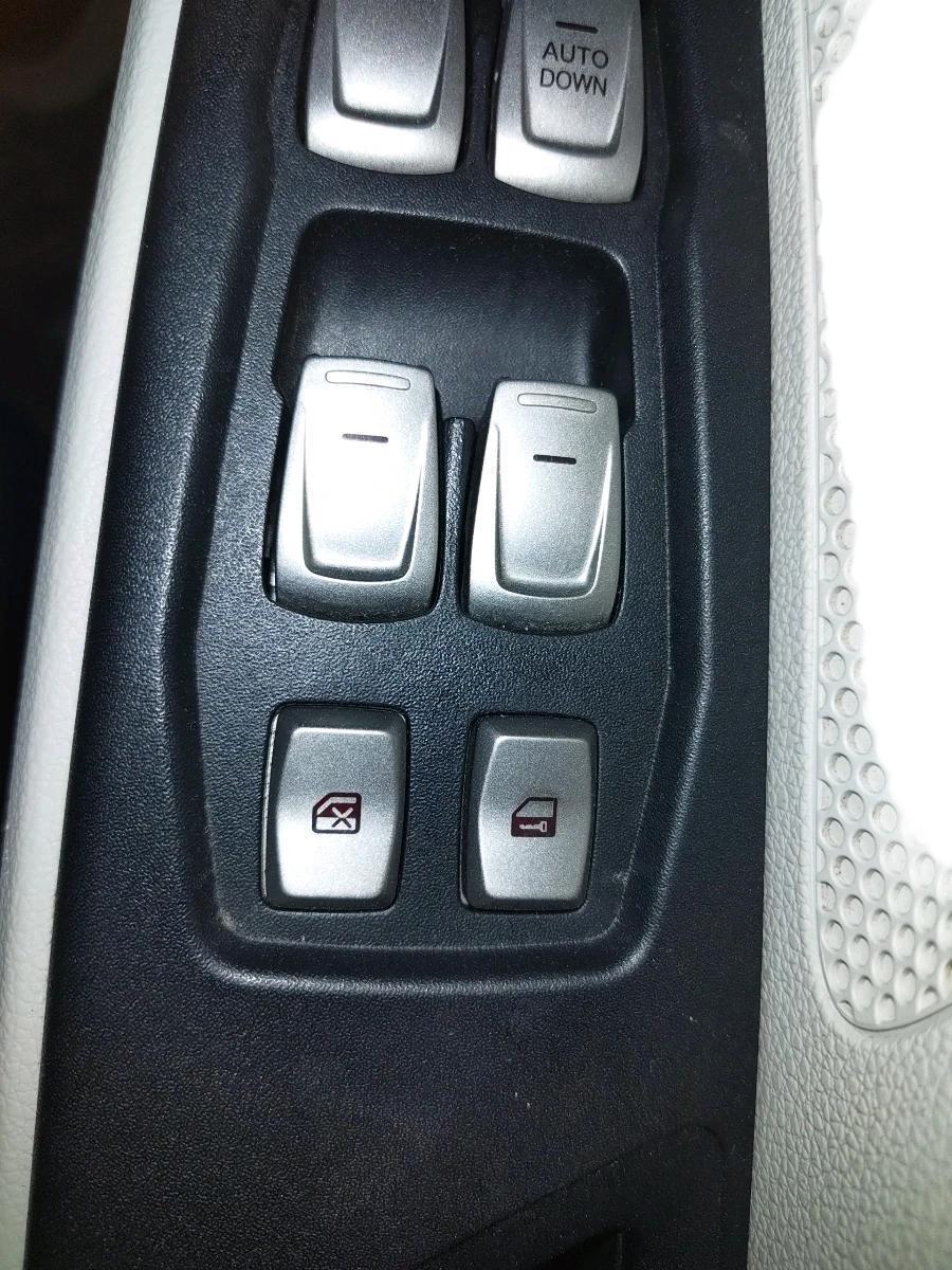 2023 Mahindra XUV300 W6 1.2 PETROL, Petrol, Manual, 28,599 km, interior