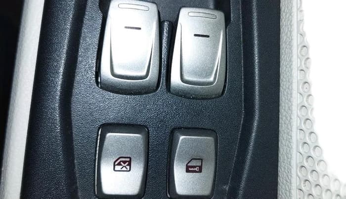 2023 Mahindra XUV300 W6 1.2 PETROL, Petrol, Manual, 28,599 km, interior