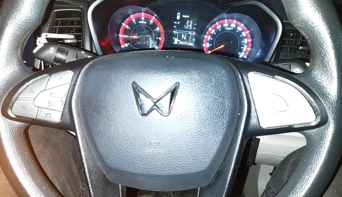 2023 Mahindra XUV300 W6 1.2 PETROL, Petrol, Manual, 28,599 km, interior