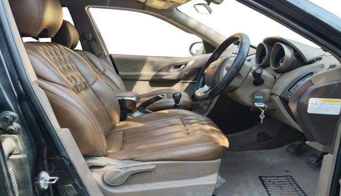 2015 Mahindra XUV500 W8, Diesel, Manual, 1,15,219 km, interior