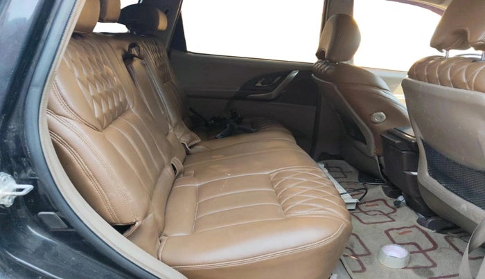 2015 Mahindra XUV500 W8, Diesel, Manual, 1,15,219 km, interior