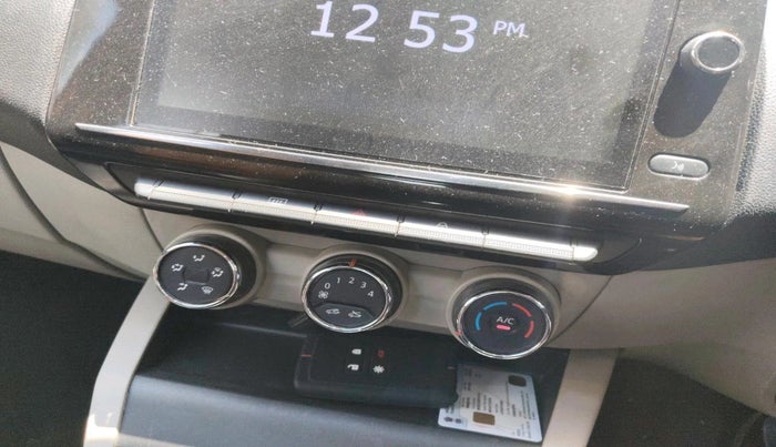 2022 Renault TRIBER RXZ AMT, Petrol, Automatic, 30,801 km, interior