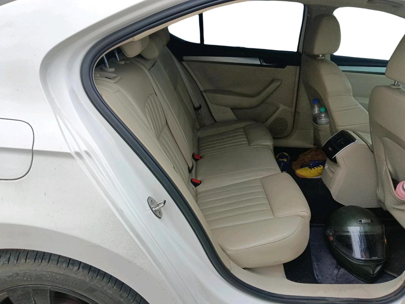 2016 Skoda Superb STYLE 1.8 TSI MT, Petrol, Manual, 1,44,011 km, interior