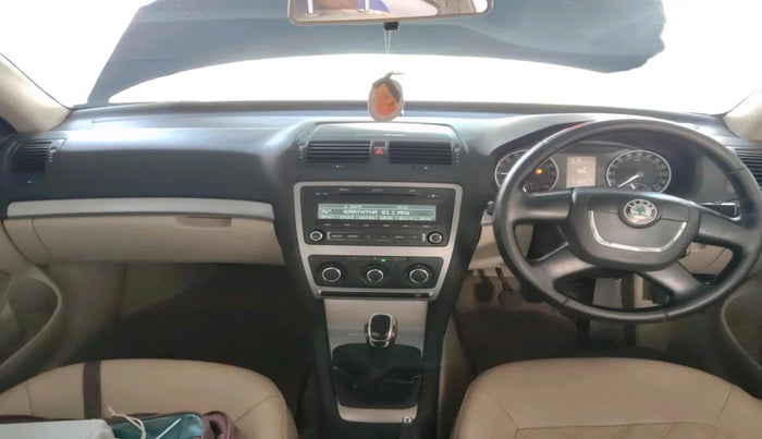 2013 Skoda Laura AMBIENTE 2.0 TDI CR MT, Diesel, Manual, 1,65,761 km, interior