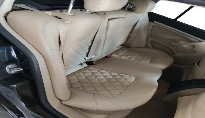 2013 Skoda Laura AMBIENTE 2.0 TDI CR MT, Diesel, Manual, 1,65,761 km, interior