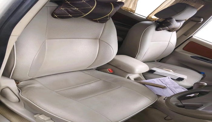 2014 Toyota Innova 2.5 GX 7 STR, Diesel, Manual, 94,146 km, interior