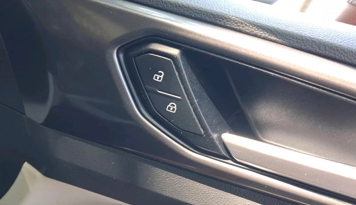 2021 Volkswagen TAIGUN TOPLINE 1.0 TSI MT, Petrol, Manual, 65,098 km, interior