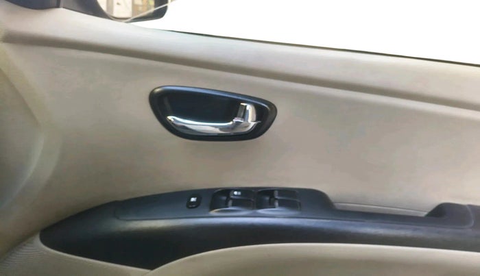 2015 Hyundai i10 SPORTZ 1.1, Petrol, Manual, 63,421 km, interior