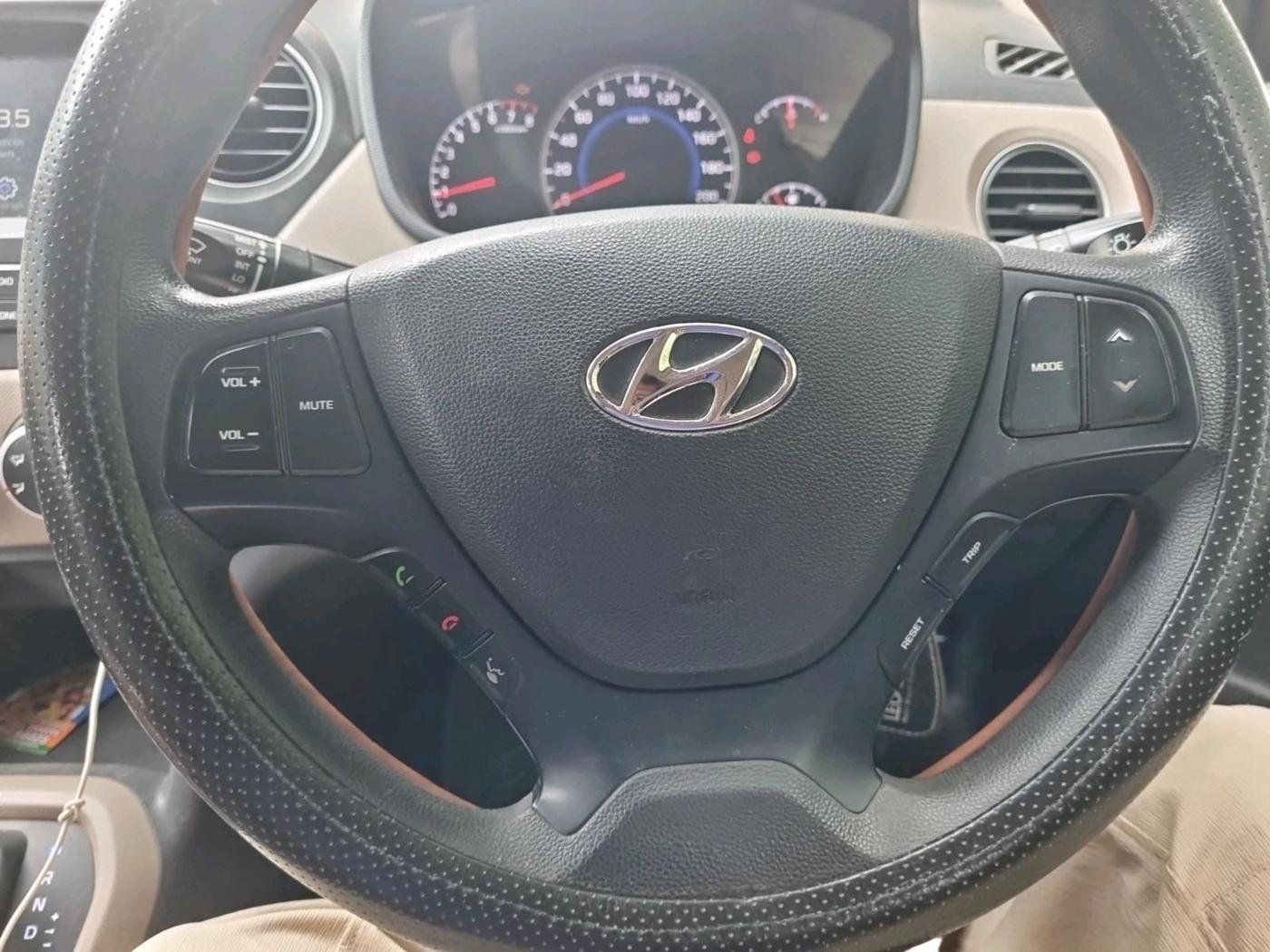 2017 Hyundai Grand i10 SPORTZ (O) AT 1.2 KAPPA VTVT, CNG, Automatic, 70,135 km, interior