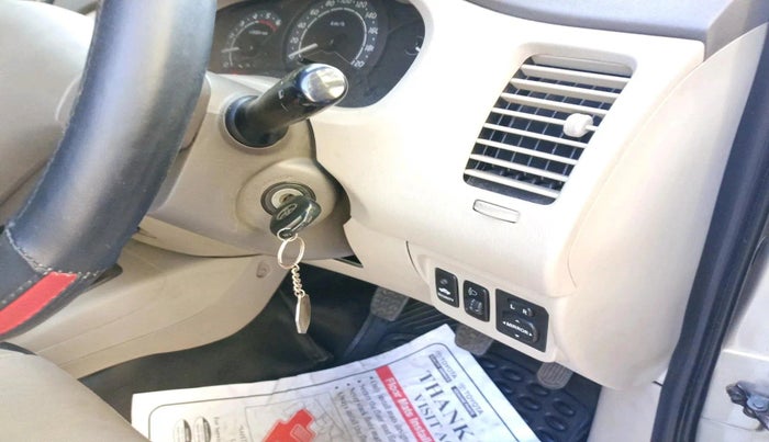 2011 Toyota Innova 2.5 G4 8 STR, Diesel, Manual, 93,959 km, interior