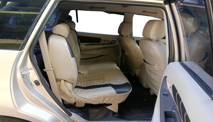 2011 Toyota Innova 2.5 G4 8 STR, Diesel, Manual, 93,959 km, interior