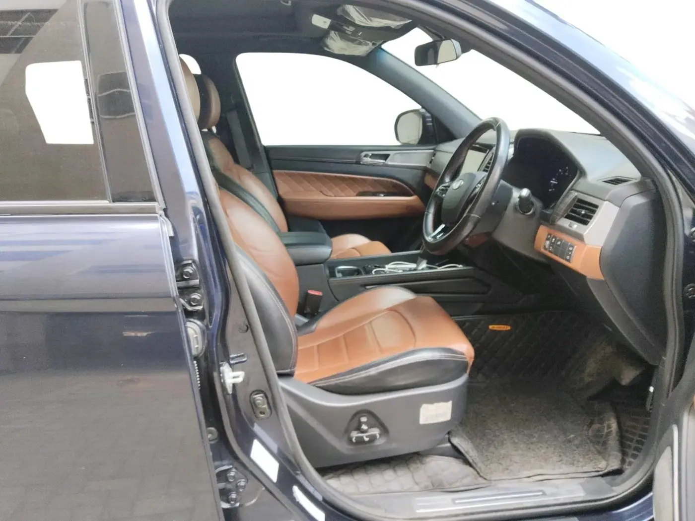 2022 Mahindra ALTURAS G4 2WD AT, Diesel, Automatic, 64,694 km, interior