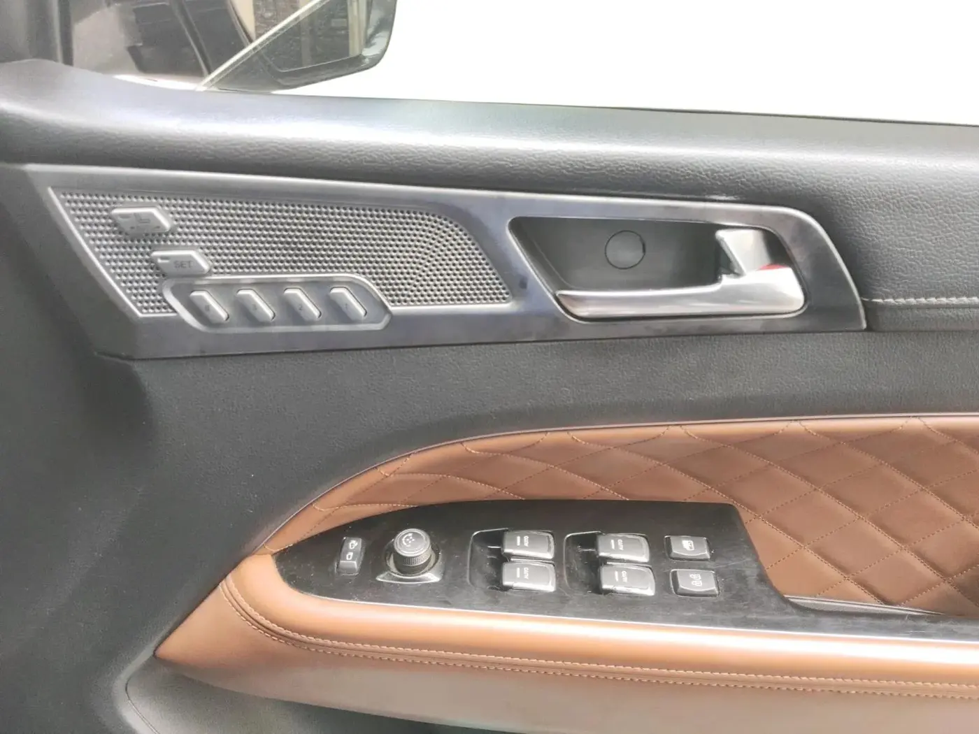2022 Mahindra ALTURAS G4 2WD AT, Diesel, Automatic, 64,694 km, interior