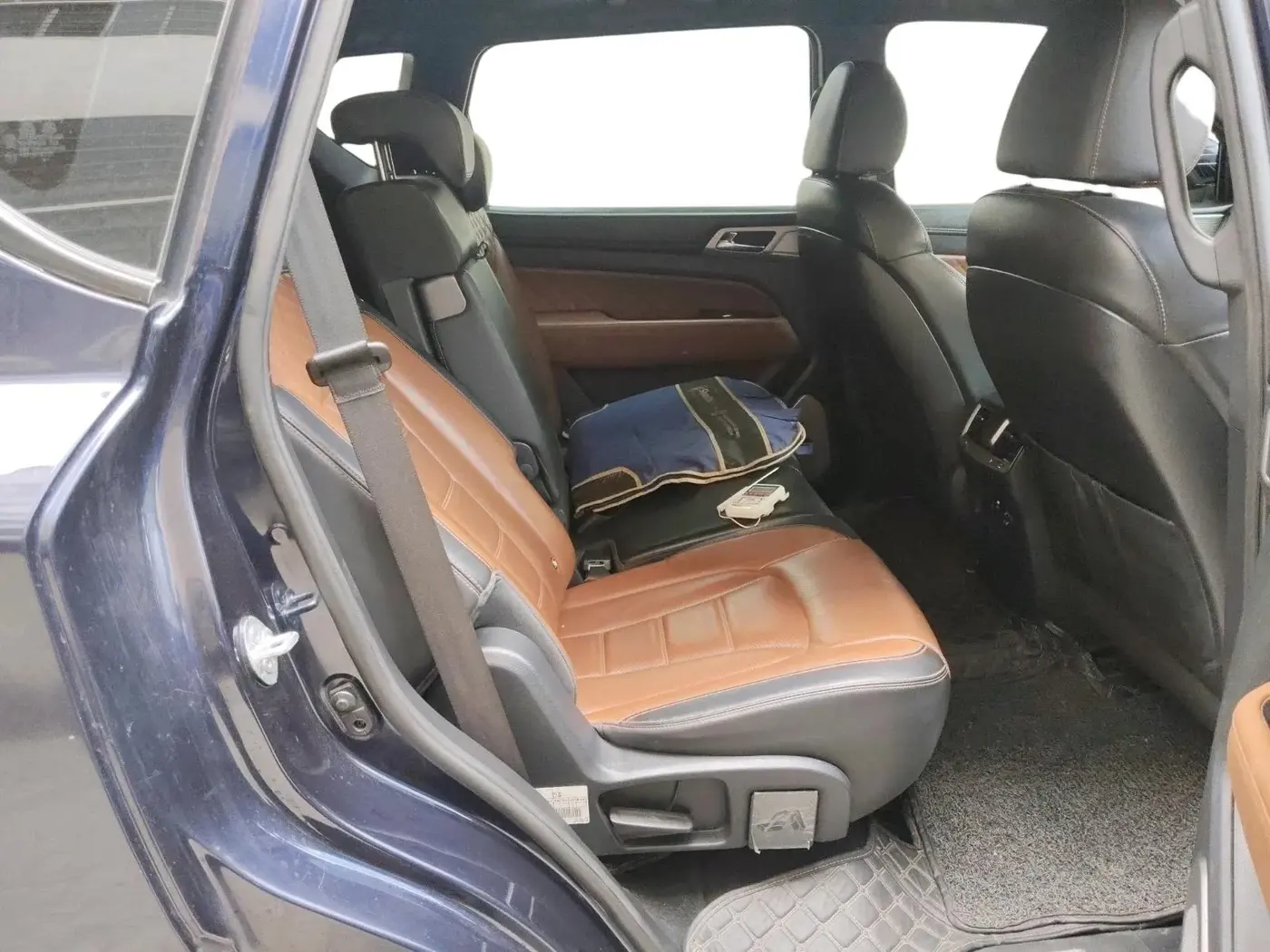 2022 Mahindra ALTURAS G4 2WD AT, Diesel, Automatic, 64,694 km, interior
