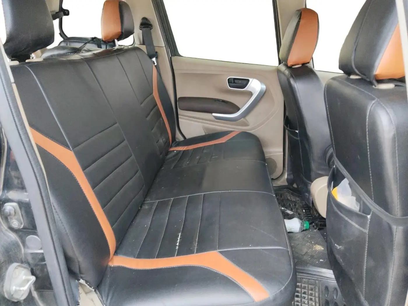 2018 Mahindra TUV300 T8, Diesel, Manual, 1,19,079 km, interior