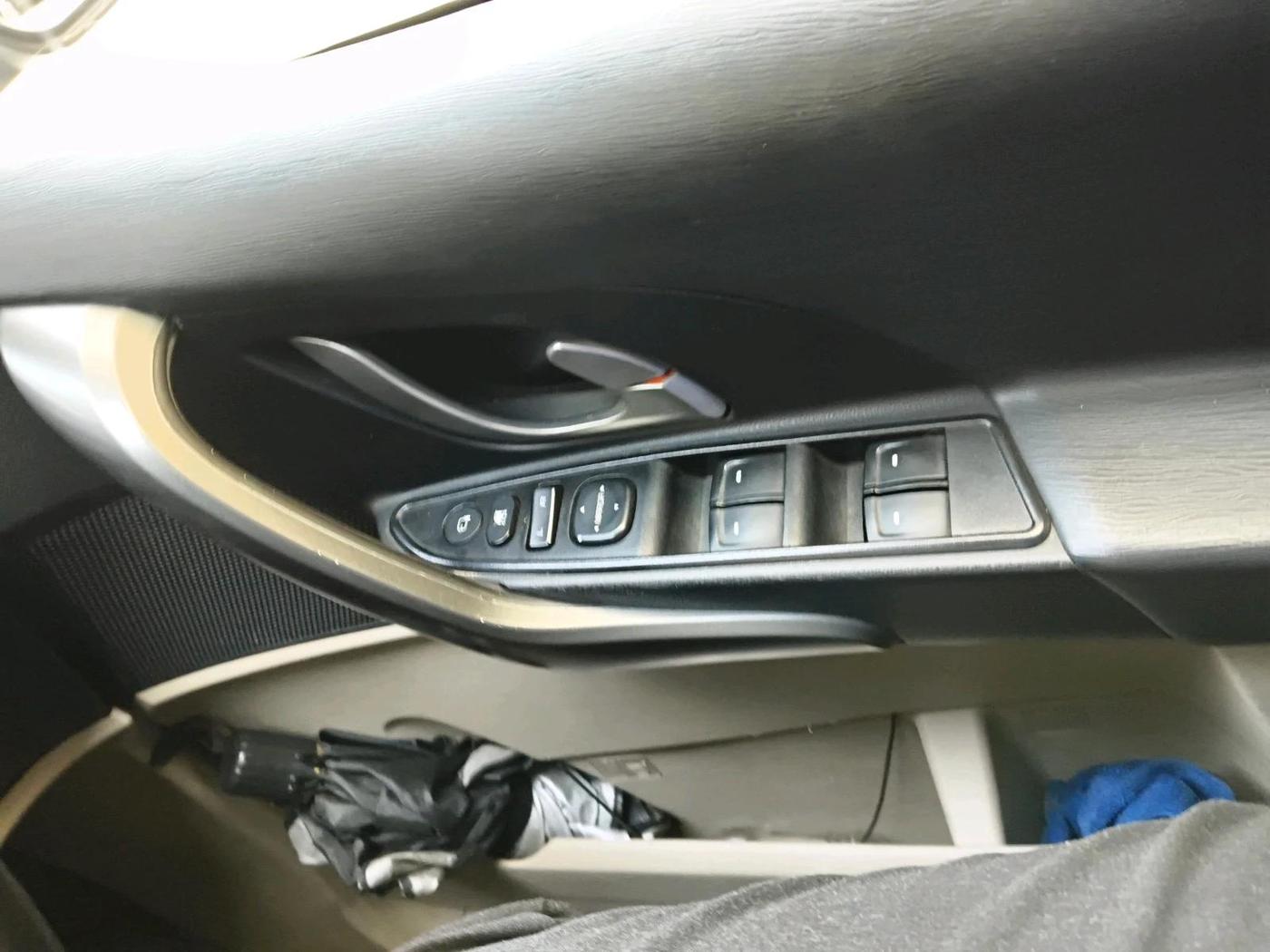 2017 Mahindra XUV500 W6, Diesel, Manual, 1,28,364 km, interior