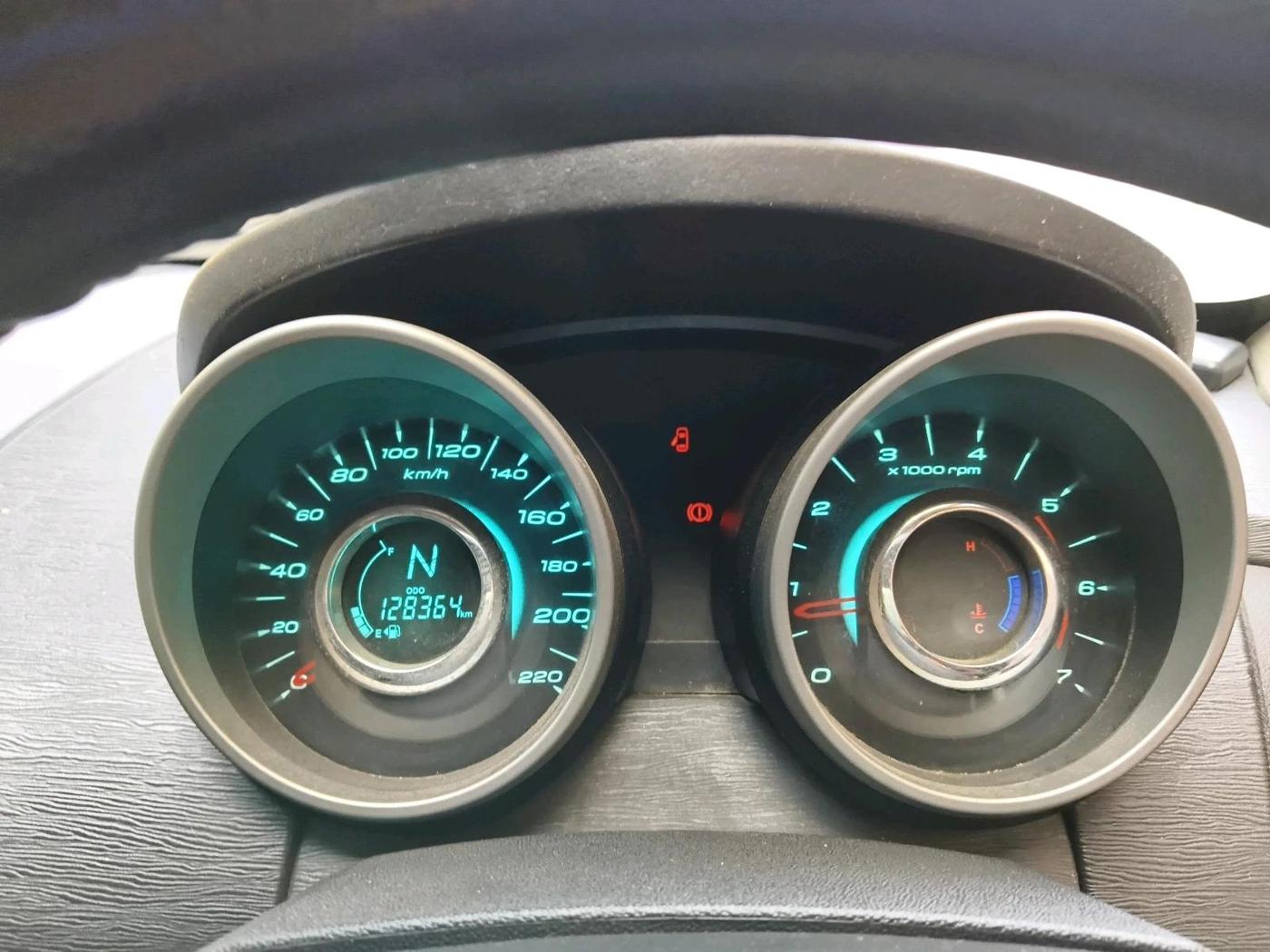 2017 Mahindra XUV500 W6, Diesel, Manual, 1,28,364 km, interior