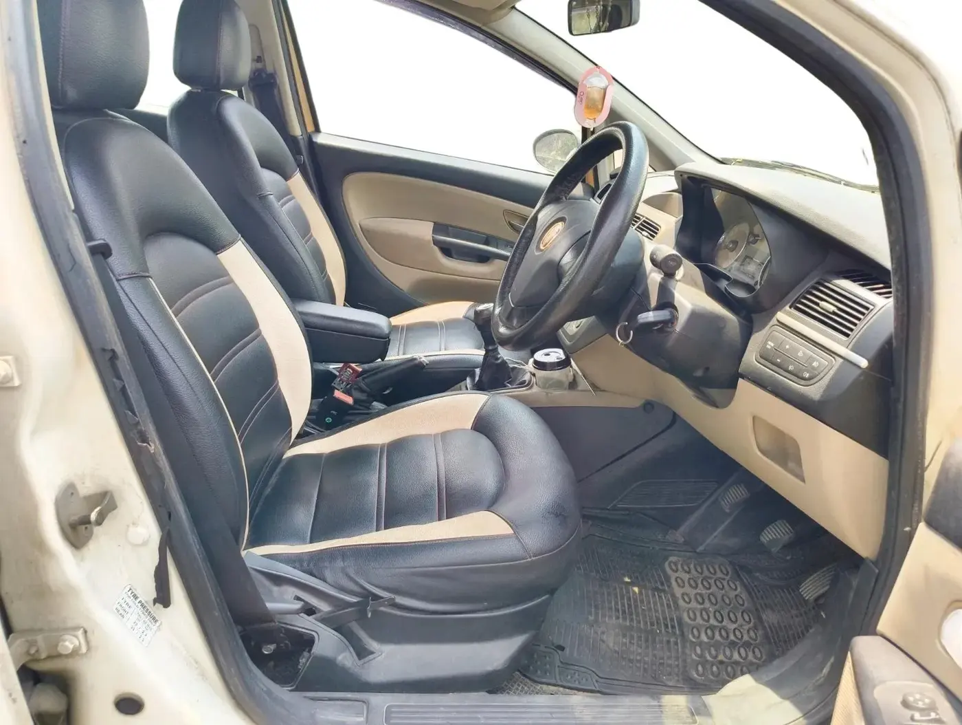 2010 Fiat Linea EMOTION 1.4, Petrol, Manual, 98,500 km, interior