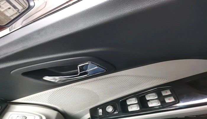 2022 Mahindra XUV300 W8 (O) 1.2 PETROL AMT, Petrol, Automatic, 50,770 km, interior