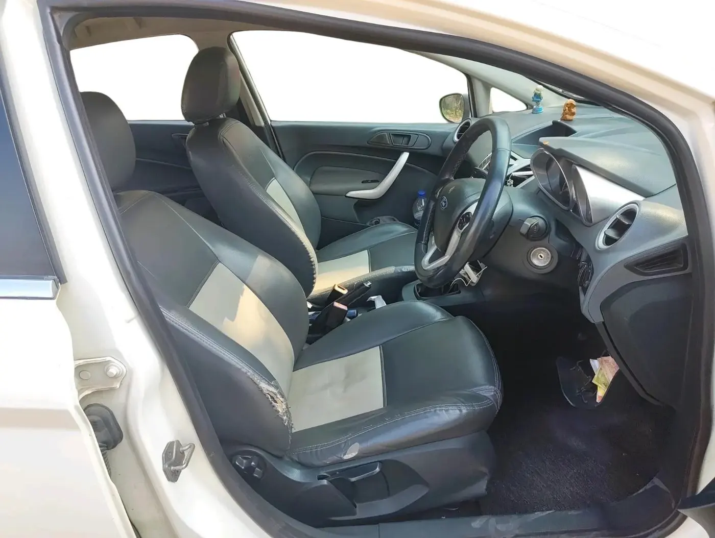 2012 Ford Fiesta TITANIUM+ DIESEL, Diesel, Manual, 1,16,765 km, interior