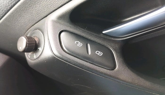 2017 Volkswagen Polo COMFORTLINE 1.2L, Petrol, Manual, 59,854 km, interior