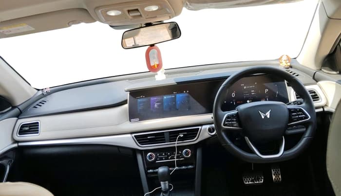 2023 Mahindra XUV700 AX 7 LUXURY D AT 7 STR, Diesel, Automatic, 37,208 km, interior