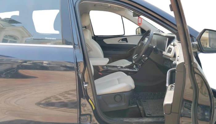 2023 Mahindra XUV700 AX 7 LUXURY D AT 7 STR, Diesel, Automatic, 37,208 km, interior