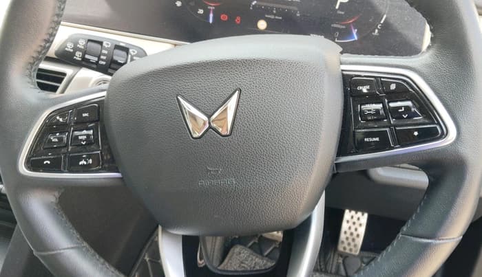 2023 Mahindra XUV700 AX 7 LUXURY D AT 7 STR, Diesel, Automatic, 37,208 km, interior