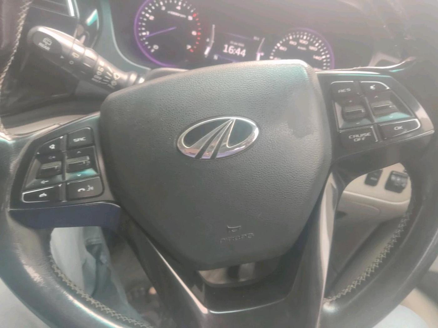 2018 Mahindra MARAZZO M8 7 STR, Diesel, Manual, 93,039 km, interior