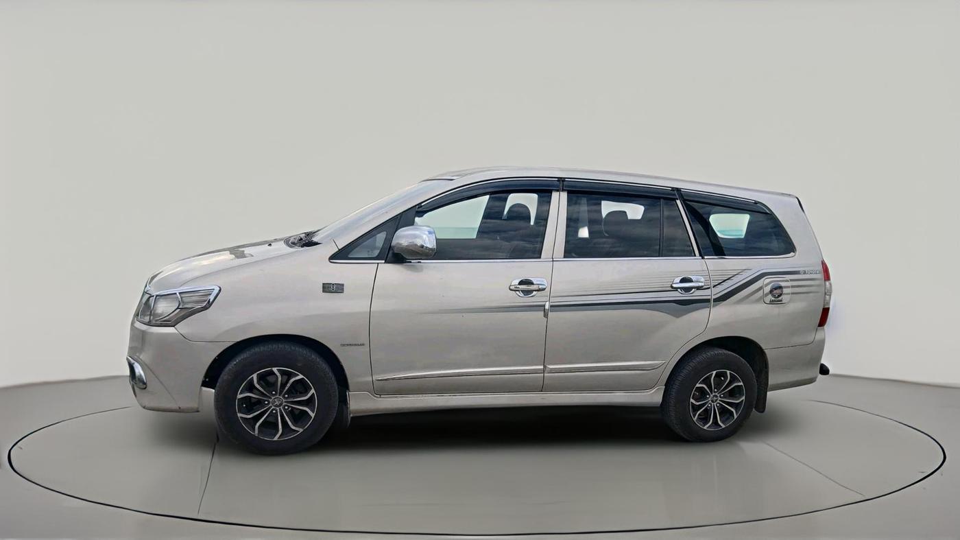 2014 Toyota Innova 2.5 GX 7 STR, Diesel, Manual, 2,57,018 km, exterior