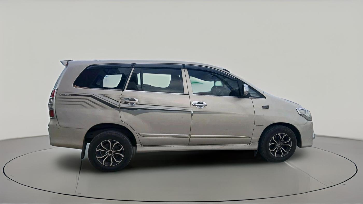 2014 Toyota Innova 2.5 GX 7 STR, Diesel, Manual, 2,57,018 km, exterior